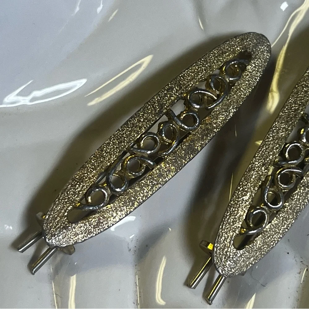 Pair of Vintage Golden Hair Clips with Intricate Design - Picture 6 of 13